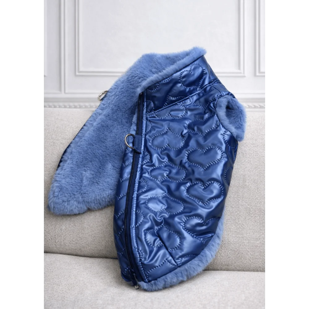Blue quilted dog coat aura with heart patterns plush fur trim pikowana tkanina premium and zintegrowane podpięcie smyczy