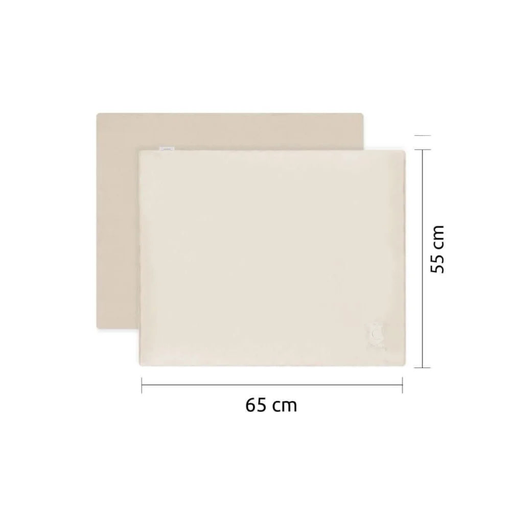 Beżowa prostokątna podkładka stołowa, 65 cm szerokości i 55 cm długości.