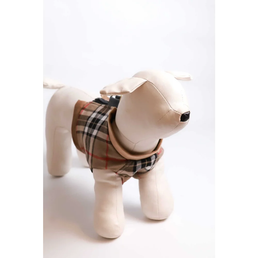 Beige dog mannequin wearing tan and black plaid vest with brown trim from zestaw 2w1 dla psa for obwód klatki piersiowej measurement