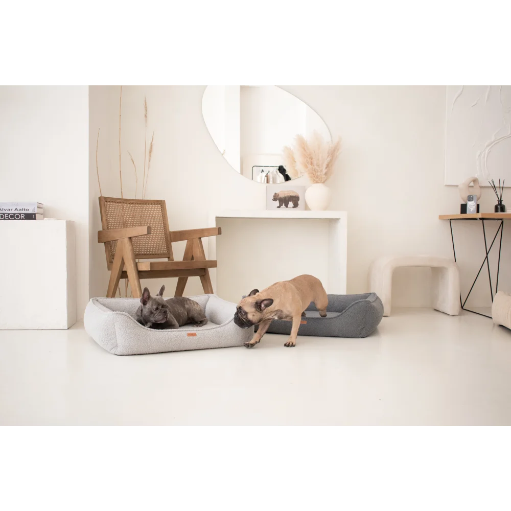 Legowisko belluno boucle light grey z miękkim, pikowanym wnętrzem i subtelną teksturą na zewnątrz
