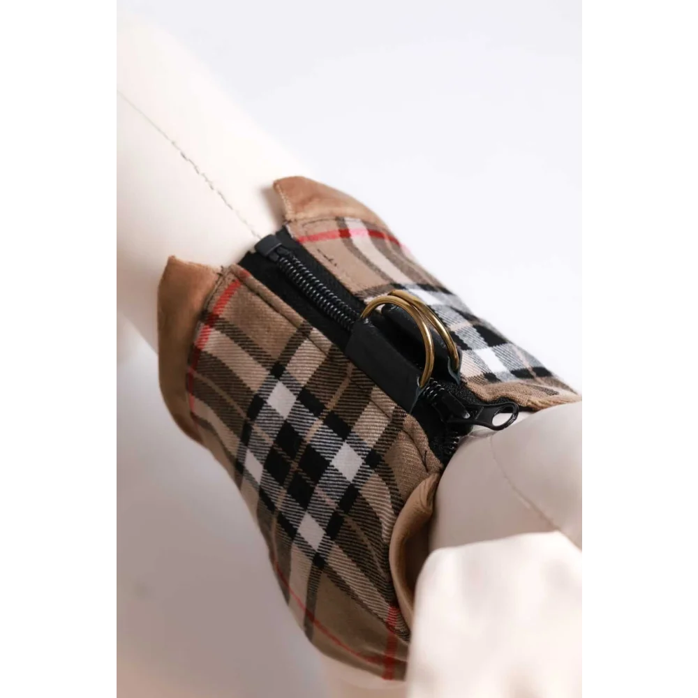 Burberry check patterned dog collar with black zipper and gold-tone metal ring for obwód klatki piersiowej adjustment