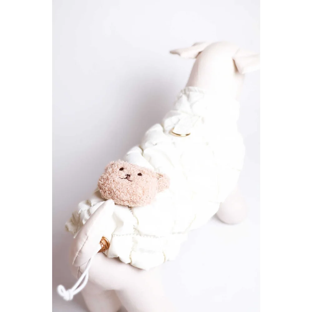 White quilted puchowy bezrękawnik dla psa with plush beige teddy bear charm for obwód szyi adjustment