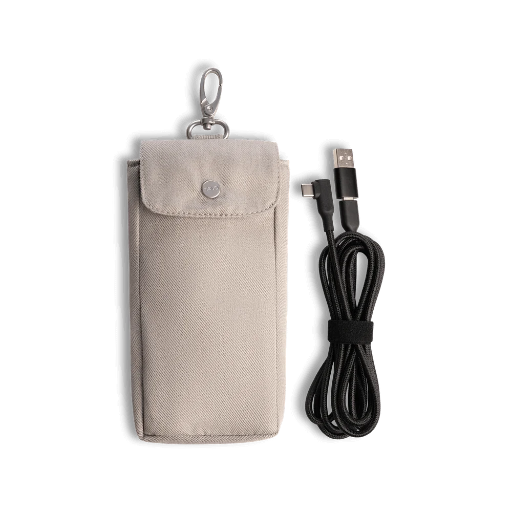 Beżowa płócienna etui na telefon z srebrną metalową klamrą i zapięciem na guzik, w zestawie z czarnym kablem ładującym USB-C do Lightning.