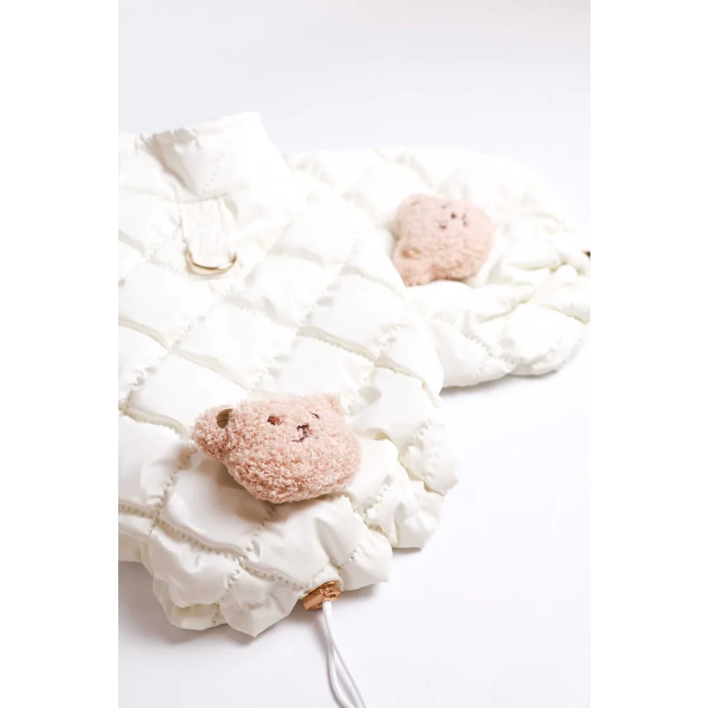 White quilted puchowy bezrękawnik dla psa in kremowy silk with plush pink bear charms and adjustable obwód szyi