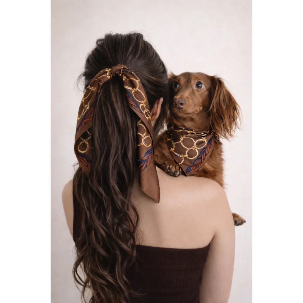 Brown silk jedwabne apaszki with gold chain-link pattern tied in high ponytail from riviera set dla psa and człowieka
