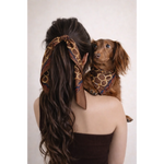 Brown silk jedwabne apaszki with gold chain-link pattern tied in high ponytail from riviera set dla psa and człowieka
