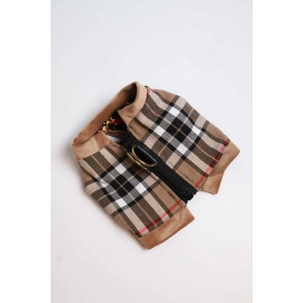 Tan and black plaid dog coat with beige suede trim and gold-toned zipper pull for adjustable obwód klatki piersiowej
