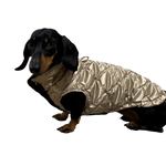 A shiny gold quilted puchowy bezrękawnik dla psa with black collar and inner lining measuring obwód szyi
