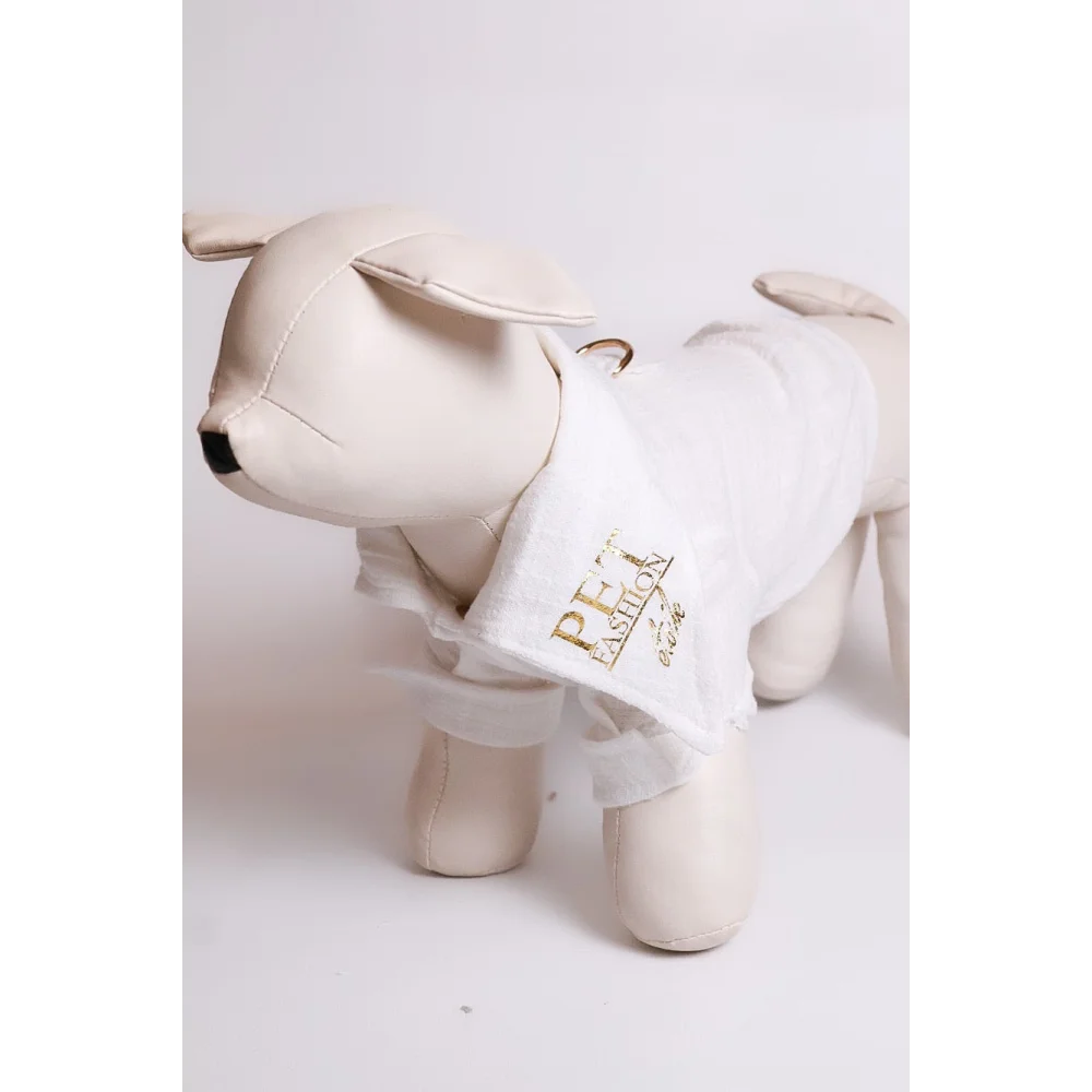 Cream-colored faux leather dog mannequin wearing a white linen koszula dla psa for cieplejsze dni with gold foil branding