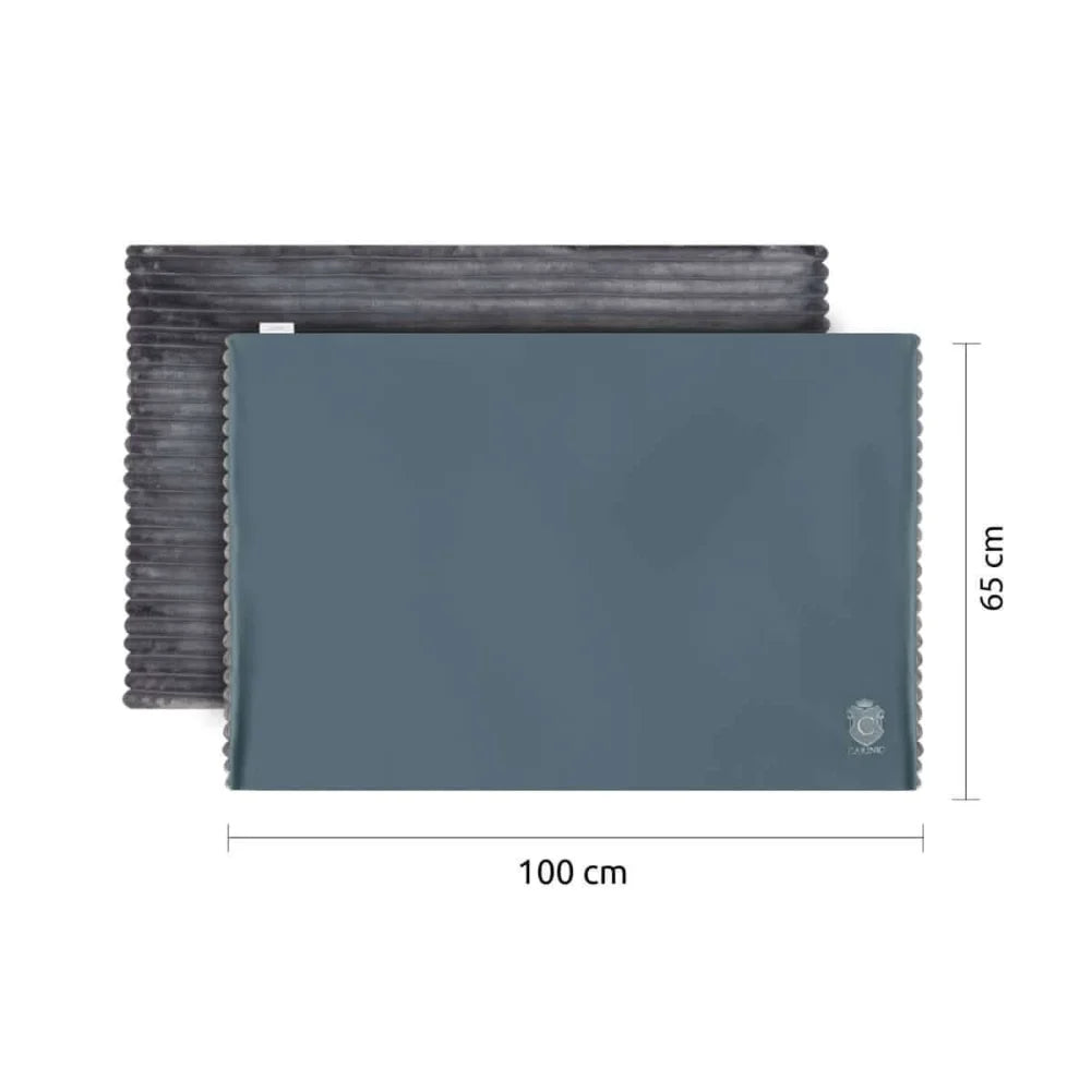 Elegatywna, prostokątna mata do jogi o wymiarach 100 cm na 65 cm w jednolitym kolorze szarego łupku, z teksturowaną powierzchnią i subtelnym brandingiem w rogu.