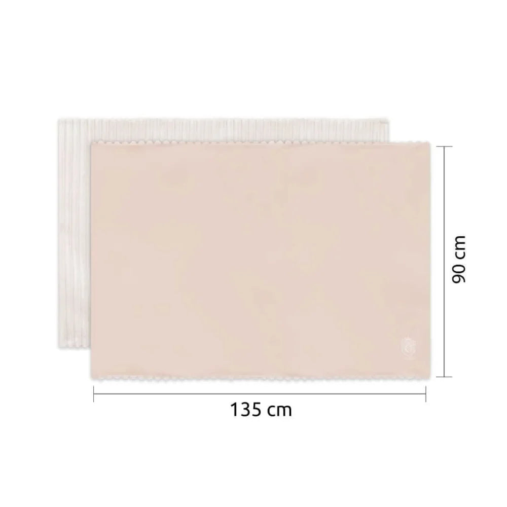Miękka, różowa w odcieniu rumieńca prostokątna podkładka stołowa z subtelną teksturowaną krawędzią.