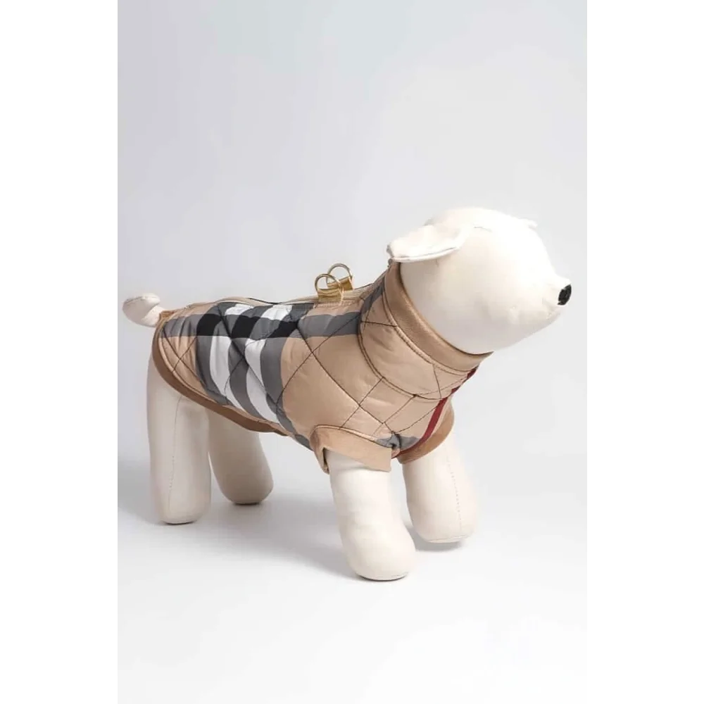 Beige and black plaid quilted kurtka przeciwdeszczowa pikowana z futerkiem for dog with gold-tone hardware and adjustable obwód klatki