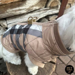 Beige and gray quilted kurtka przeciwdeszczowa pikowana with gold-tone zipper pull for adjustable obwód klatki and szyi