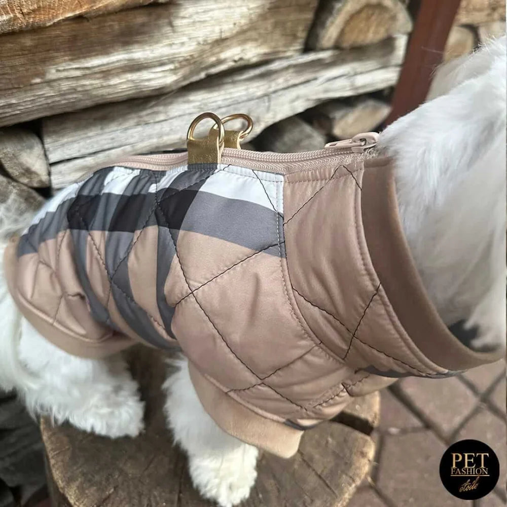 Beige and gray quilted kurtka przeciwdeszczowa pikowana with gold-tone zipper pull for adjustable obwód klatki and szyi