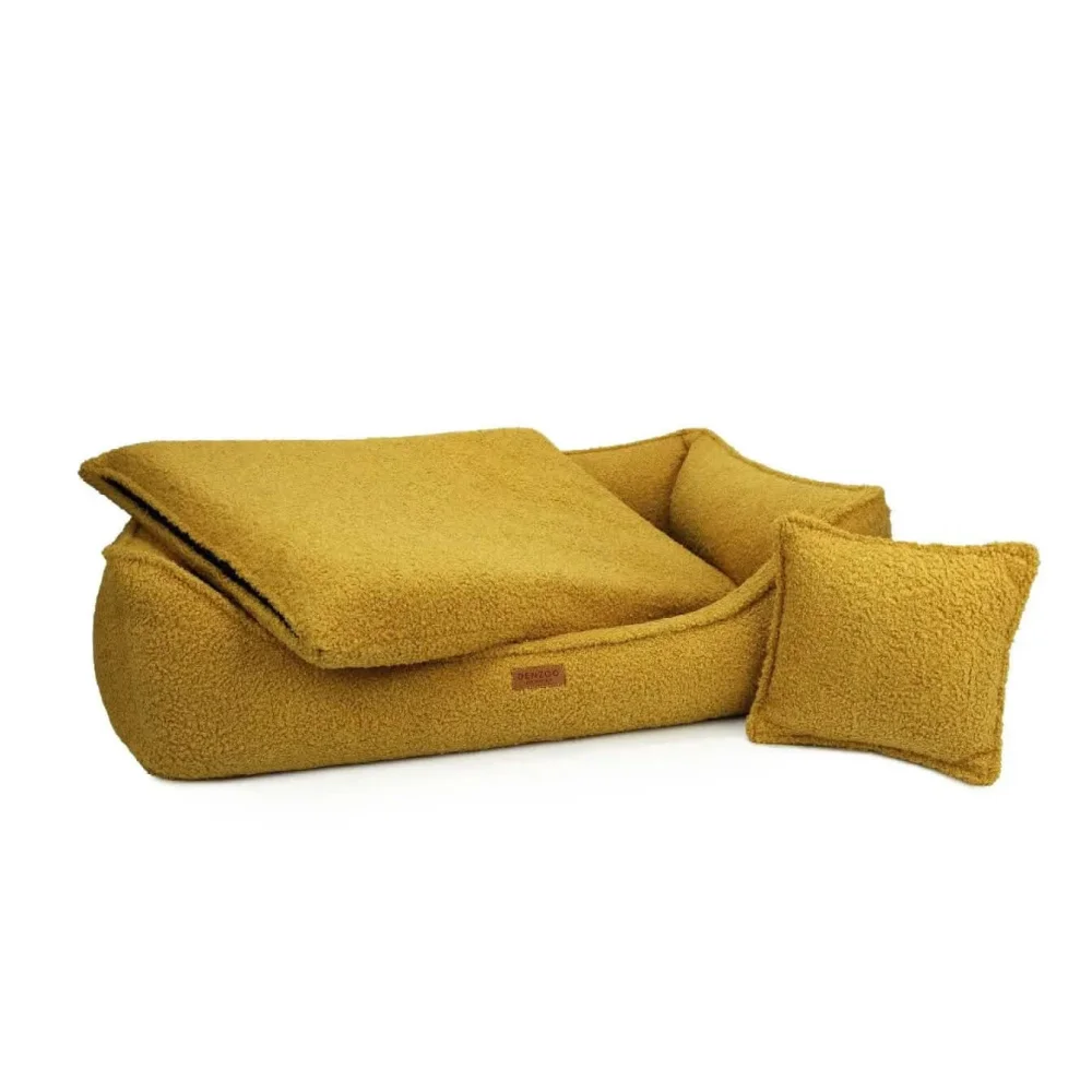 Komfortowe legowisko belluno boucle mustard w kolorze musztardowym z miękką tkaniną boucle i kocem oraz poduszką