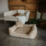 Beżowe legowisko palermo beige z miękką, prążkowaną tkaniną sztruksową i dopasowaną poduszką