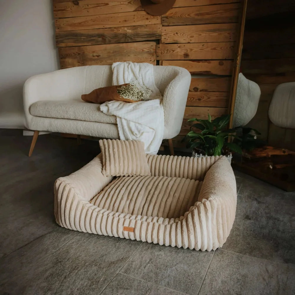 Beżowe legowisko palermo beige z miękką, prążkowaną tkaniną sztruksową i dopasowaną poduszką