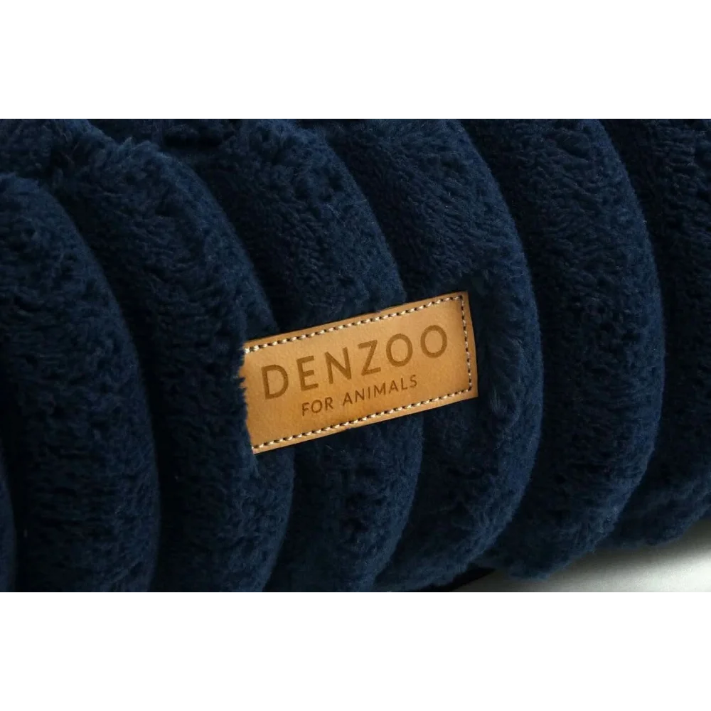 Legowisko palermo navy wykonane z ciemnoniebieskiej, pluszowej dzianiny prążkowanej z beżową skórzaną naszywką denzoo for animals