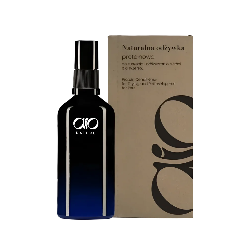 Czarna szklana butelka z atomizerem o eleganckim, nowoczesnym designie i białym brandingiem ’aio nature’.