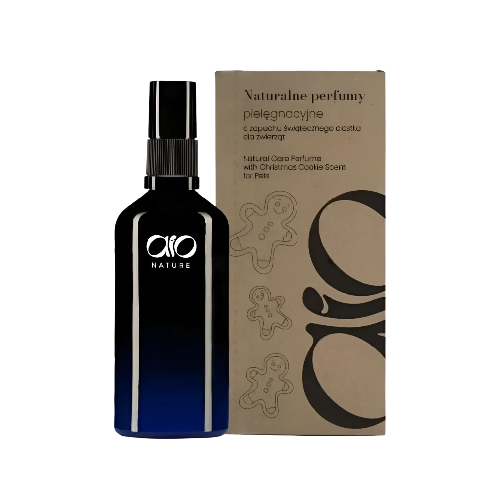 Ciemnoniebieska szklana butelka z czarną dyszą w sprayu i białym logo ’aio nature’, zawierająca naturalny perfum do pielęgnacji zwierząt o zapachu świątecznych ciasteczek.