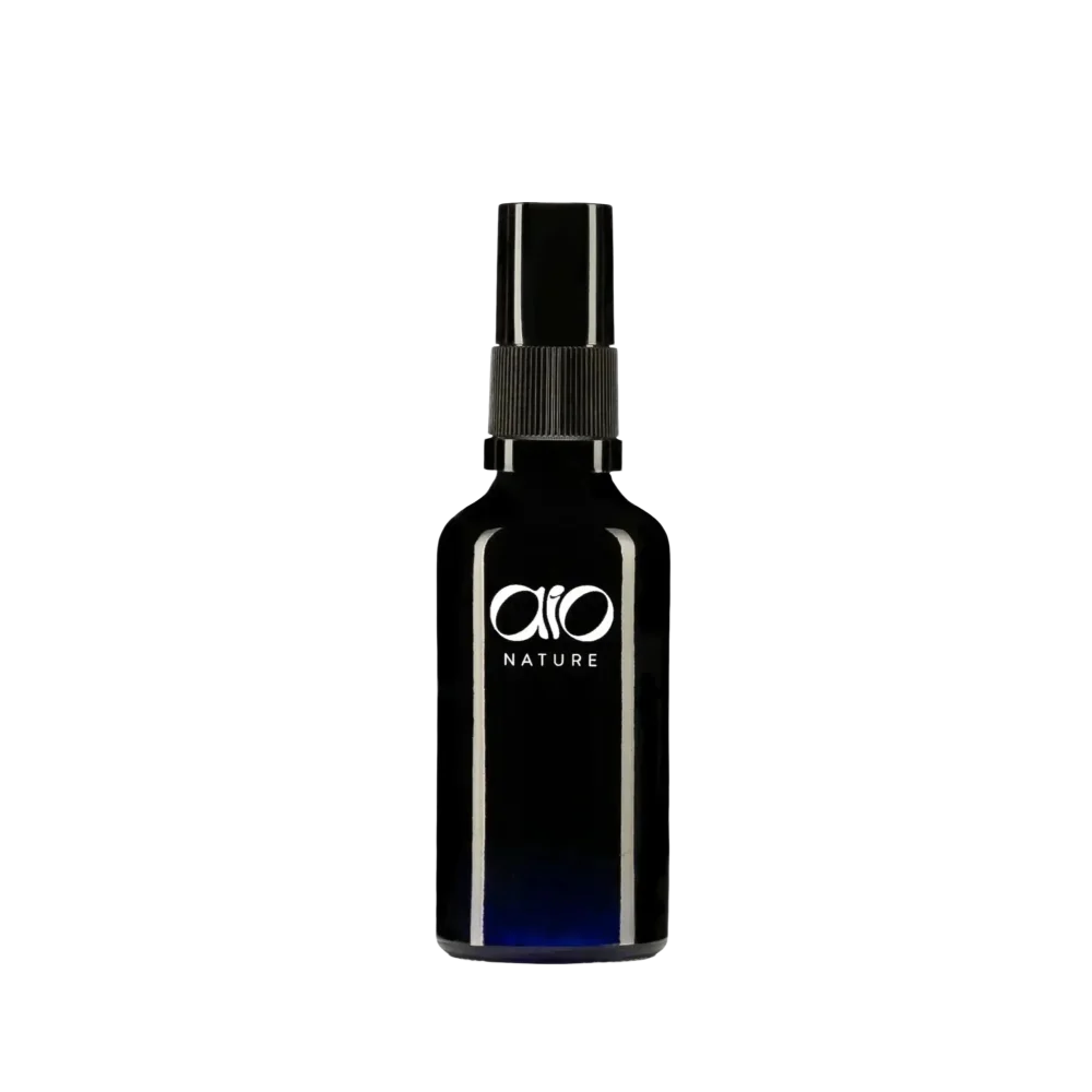 Czarny szklany spray butelka o smukłym, nowoczesnym designie i logo ’aio nature’ w białych literach.