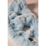 A soft light blue plush facial mask with adjustable elastic band for szelki bezuciskowe okucia pokryte 24k gold