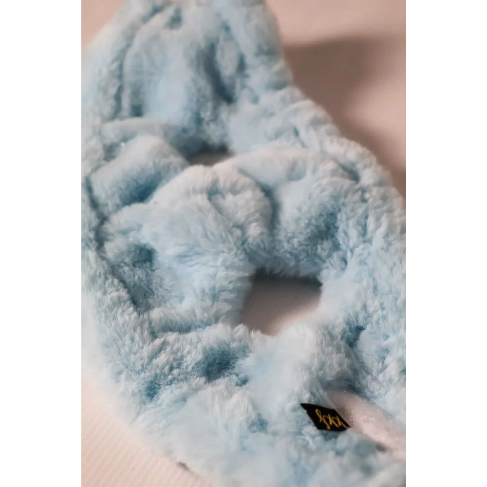 A soft light blue plush facial mask with adjustable elastic band for szelki bezuciskowe okucia pokryte 24k gold