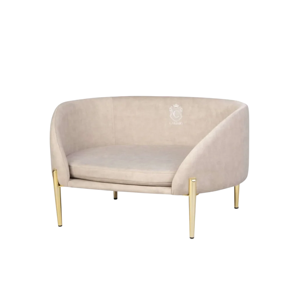 Beżowa aksamitna sofa dla zwierząt z nogami z metalu w złotym kolorze.