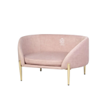 Miękka różowa aksamitna sofa dla zwierząt z metalowymi nogami w eleganckim złotym odcieniu.