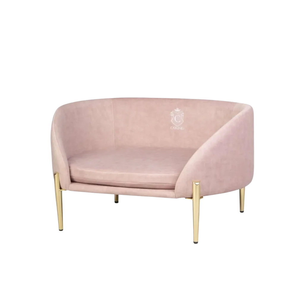Miękka różowa aksamitna sofa dla zwierząt z metalowymi nogami w eleganckim złotym odcieniu.