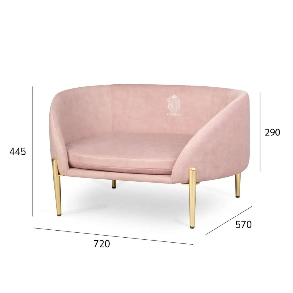 Elegancka, różowo-beżowa aksamitna sofa dla zwierząt z nogami z metalu w złotym kolorze i subtelnym haftowanym logo na oparciu.