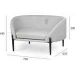 Szara aksamitna sofa dla zwierząt z czarnymi metalowymi nogami i subtelnym haftowanym logo na oparciu.