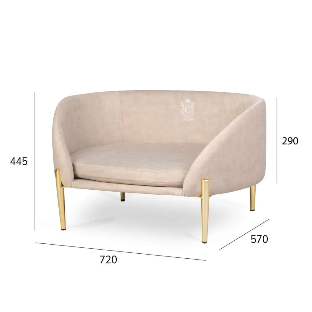 Beżowa aksamitna sofa dla zwierząt z nogami z metalu w złotym kolorze.