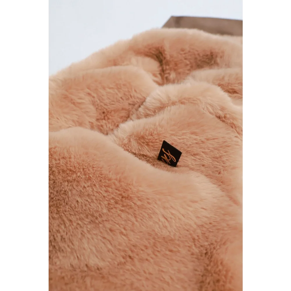 A peach-colored plush faux fur detail on a kurtka przeciwdeszczowa pikowana for dog obwód klatki and obwód szyi measurement