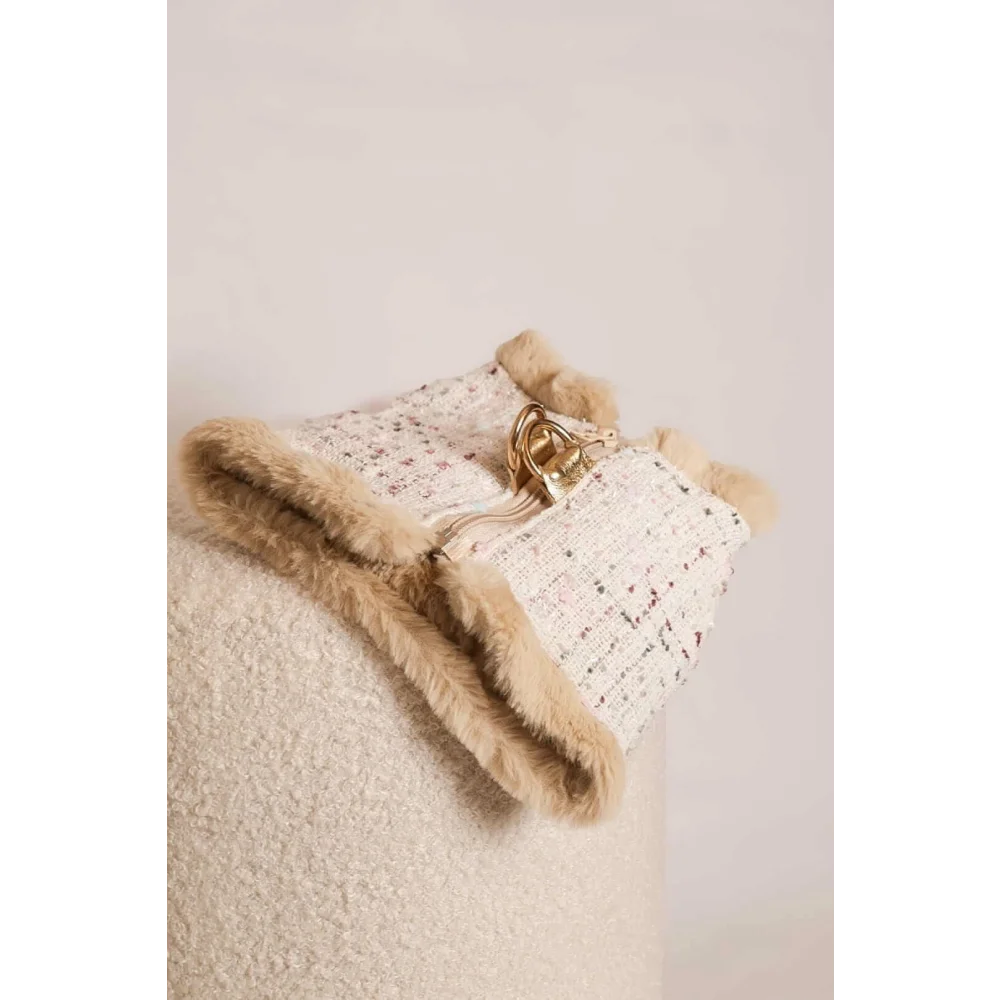Cream-colored tweed clutch with beige fur trim and gold clasp complementing zestaw 2w1 naturalne ciepło for obwód klatki