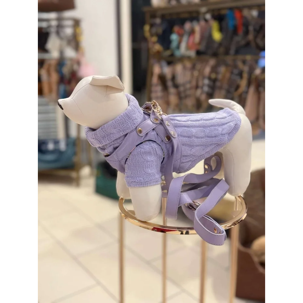 Lavender cable-knit wool sweater with turtleneck for dogs displayed on a mannequin pet fashion etoile chroni szyję pupila