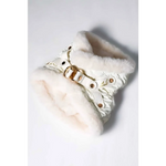 White quilted szelki bezuciskowe with cream plush fur lining and gold-tone buckle featuring okucia pokryte 24k złotem