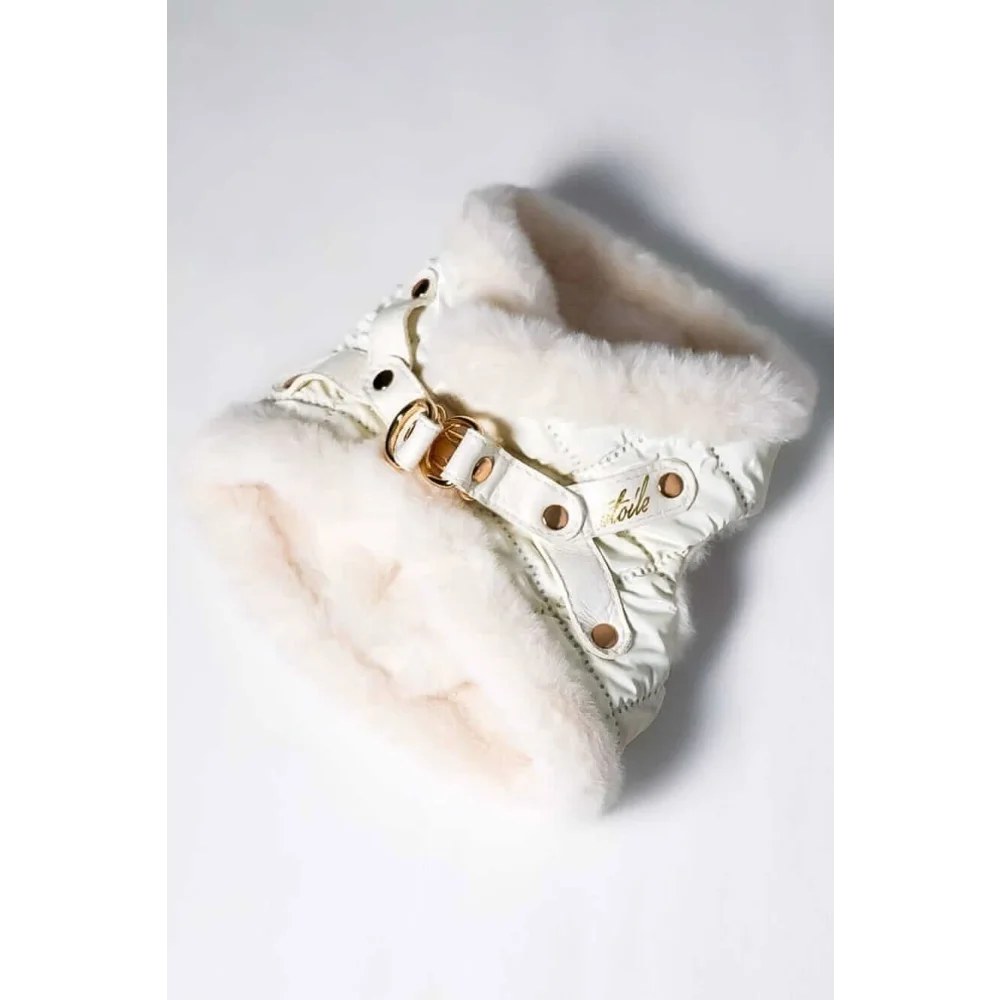 White quilted szelki bezuciskowe with cream plush fur lining and gold-tone buckle featuring okucia pokryte 24k złotem