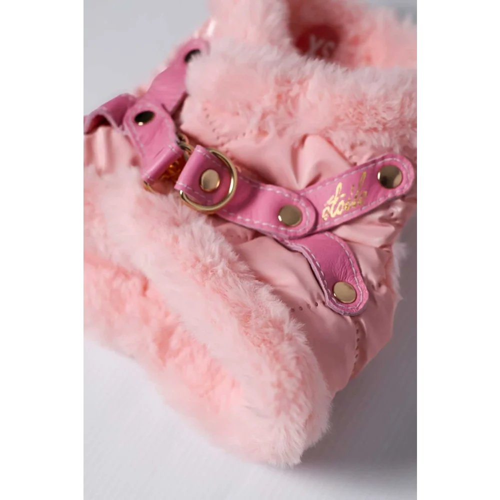 Pink faux fur-lined boot with pink leather straps and gold-tone hardware matching szelki bezuciskowe dla psa with miękka futrzana podszewka