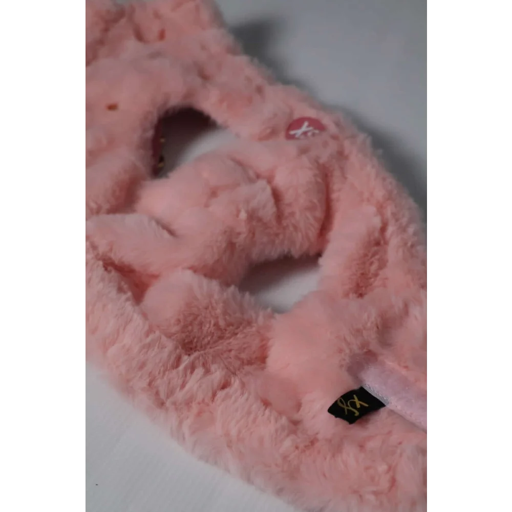 Pink fluffy headband with heart-shaped cutout and red button detail featuring miękka futrzana podszewka for comfort