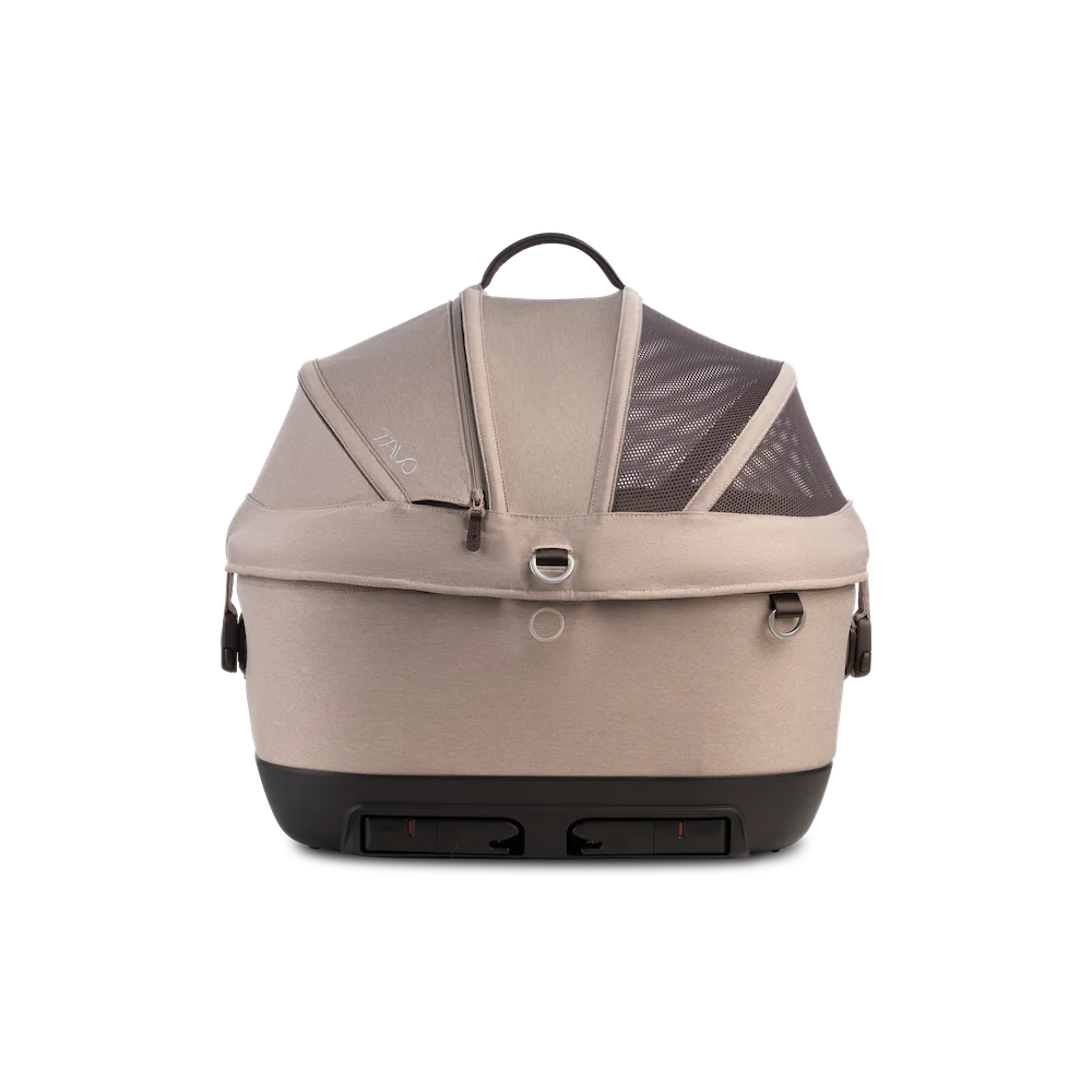 Beżowo-czarny transporter samochodowy tavo maeve™ iso5x wind z siateczką i logo tanu dla psa i kota do 18 kg