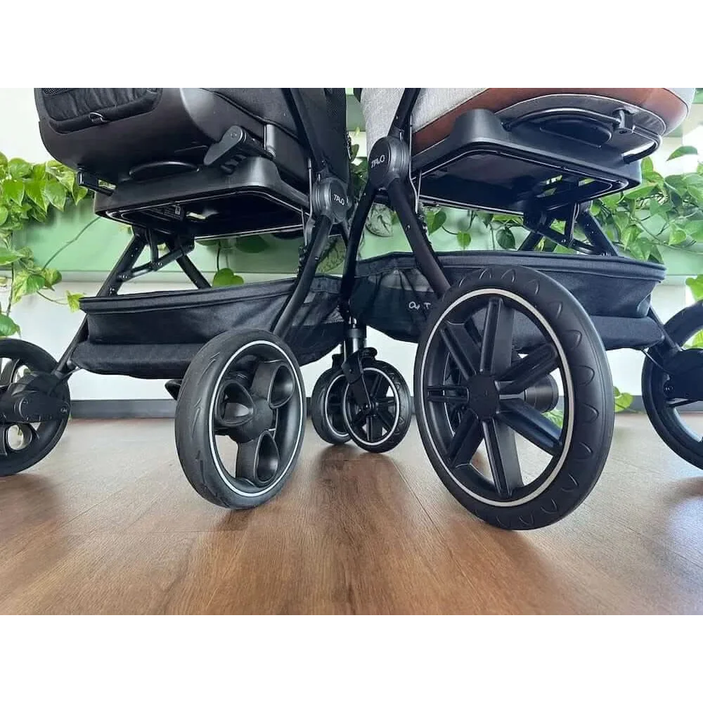 Czarny dwuosobowy wózek z eleganckim, nowoczesnym designem i dużymi kołami z srebrnymi akcentami