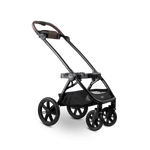 Czarny wózek True z eleganckim, nowoczesnym designem i brązowymi uchwytami z imitacji skóry.