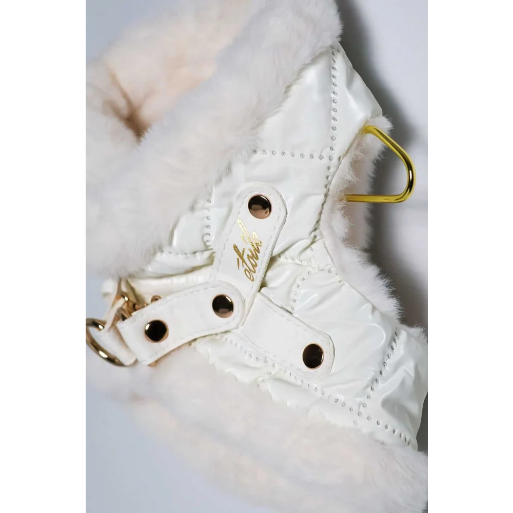 White quilted bezuciskowe szelki with faux fur trim and gold-tone hardware from zestaw 2w1 dla psa kremowy