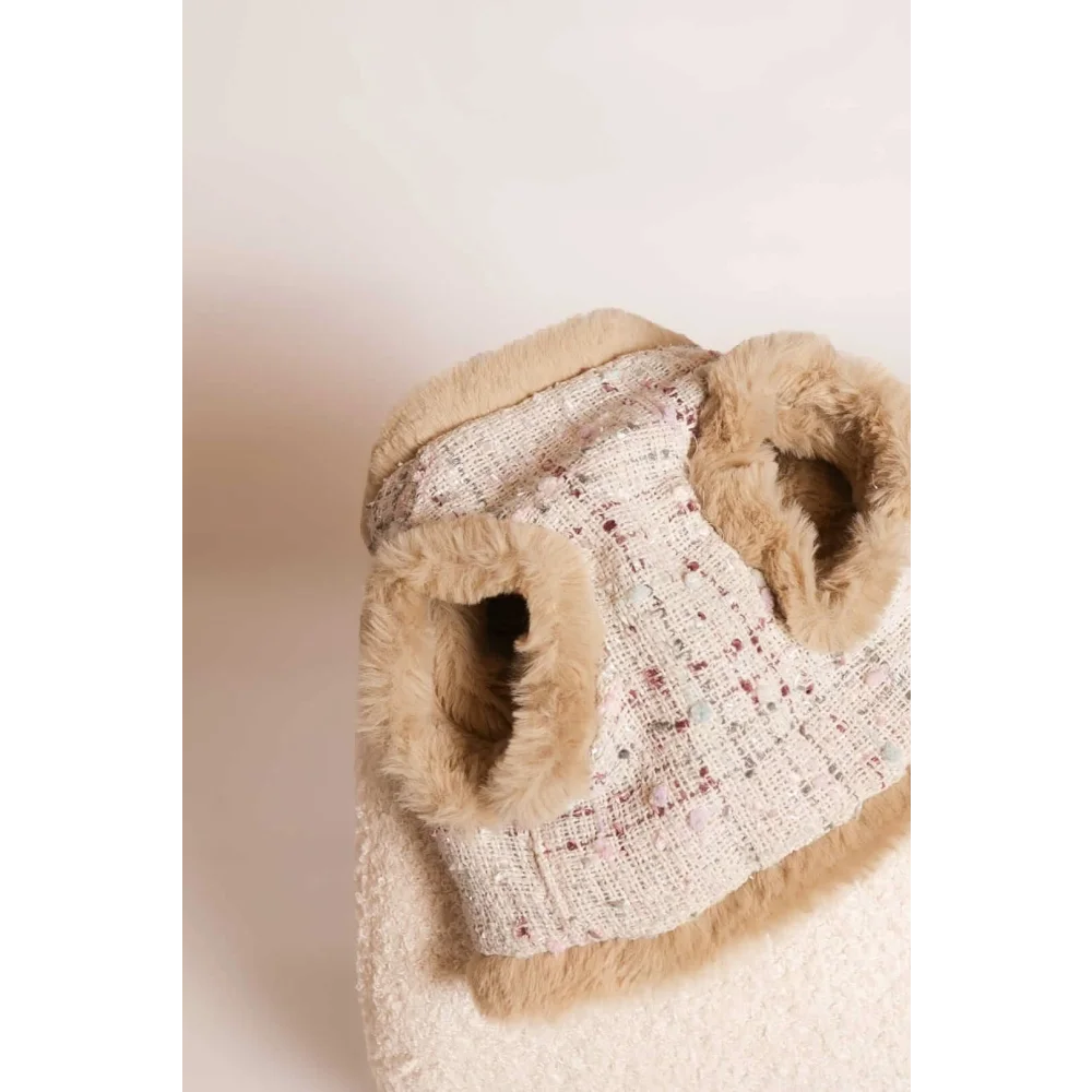 Beige tweed dog coat with plush fur trim and two front openings in zestaw 2w1 for naturalne ciepło and obwód klatki