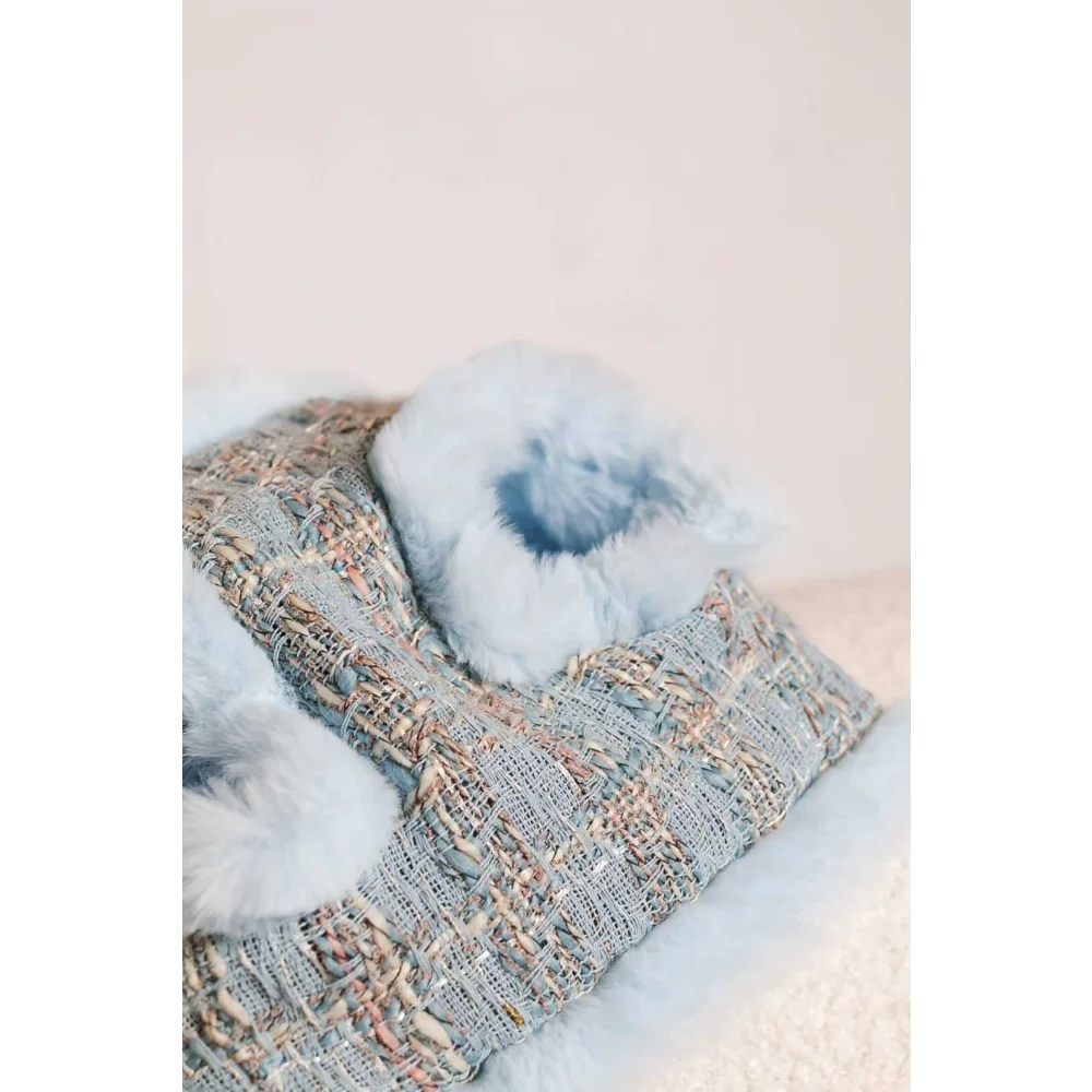 A cozy light blue and beige tweed handbag with plush white fur trim in a ręcznie wykonany zestaw 2w1 dla psa