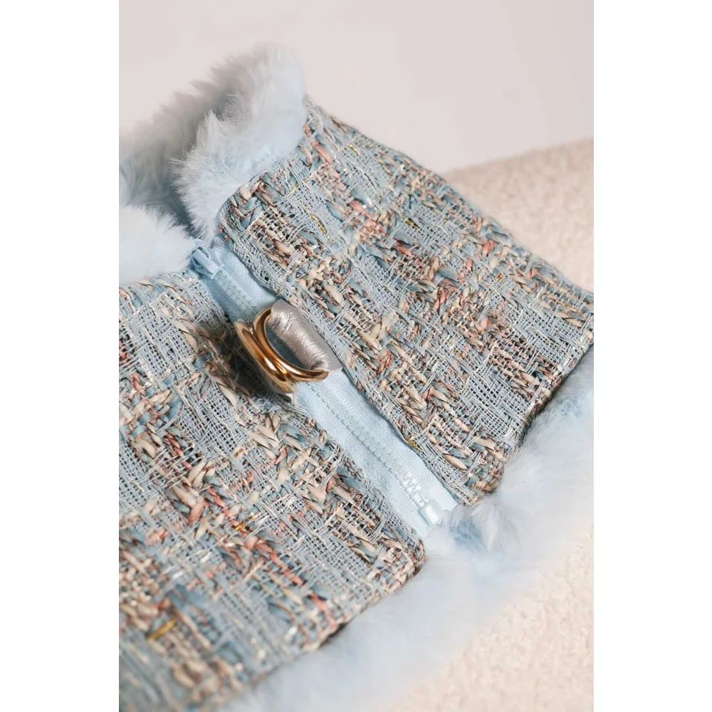 A light blue tweed clutch with fluffy white trim and gold-tone hardware matching zestaw 2w1 dla psa ręcznie wykonany