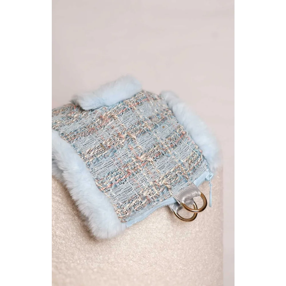 Light blue tweed wallet with soft faux fur trim and gold-tone rings in zestaw 2w1 dla psa ręcznie wykonany