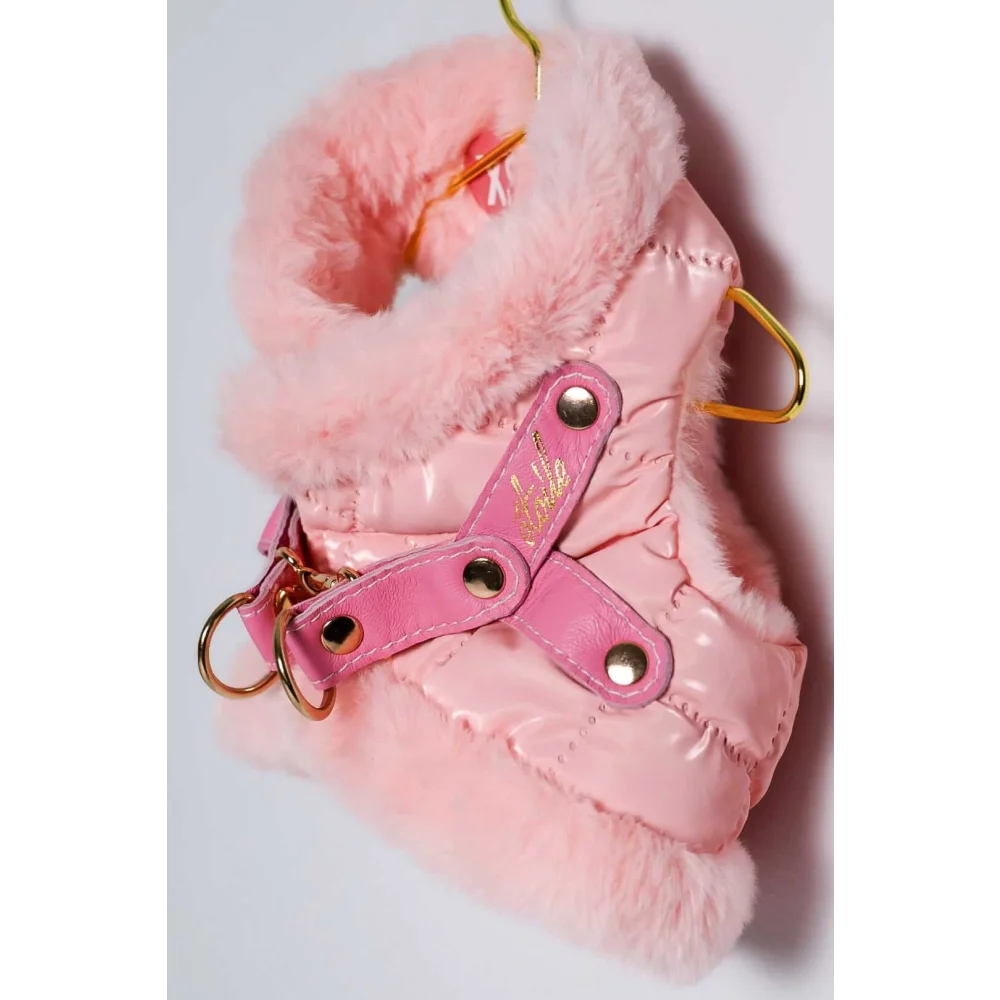 Pink quilted dog vest with fluffy faux fur trim and matching pink leather straps in zestaw 2w1 with obwód klatki and szyi measurements