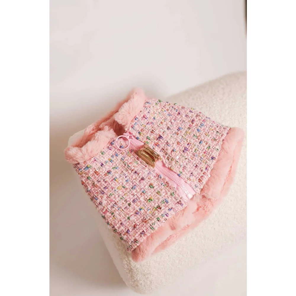 Pink tweed mini skirt with fluffy pink faux fur trim and gold-toned buckle in zestaw 2w1 dla psa różowy
